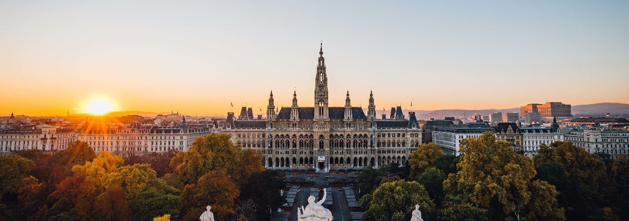 Сградата на Виенското кметство при залез слънце