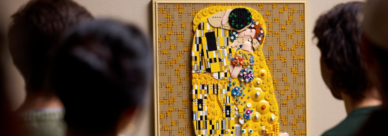 Хора в гръб, гледащи комплекта LEGO с Целувката