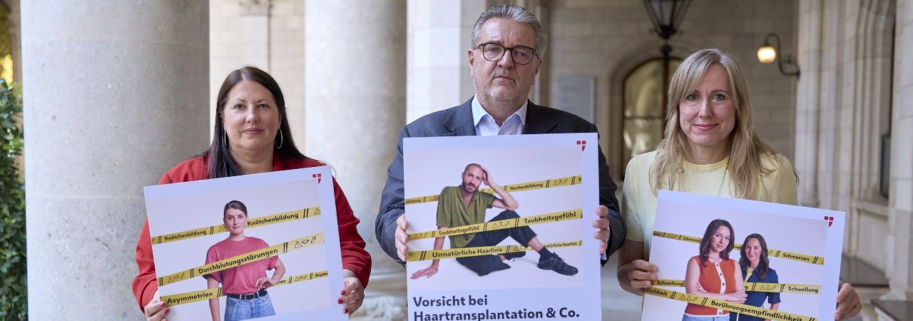 Виенски политици държат в ръце плакати на информационната кампания