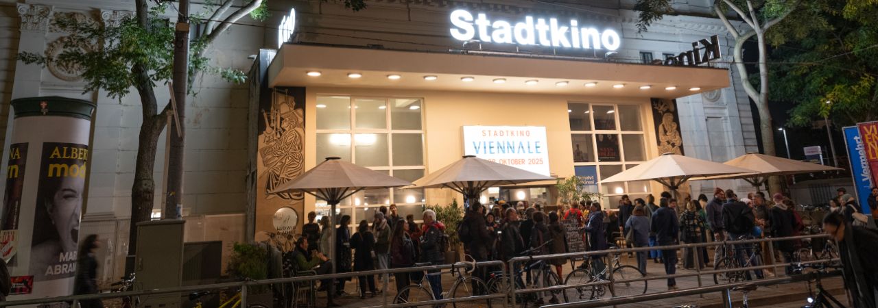 Viennale-Besucher*innen vor dem Stadtkino