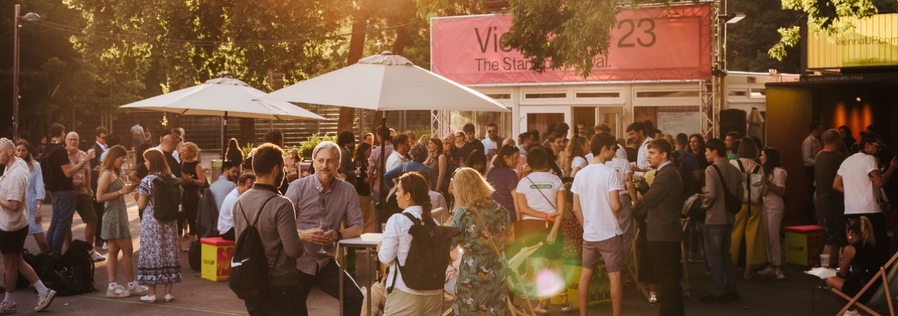 Menschen vor der Festival-Zentrale der ViennaUP im Gespräch