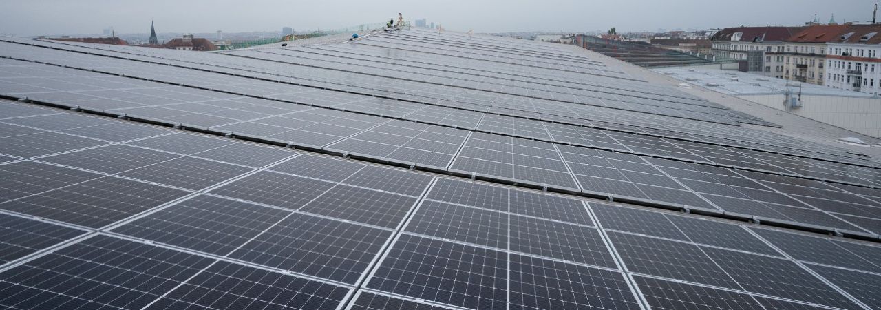solarni paneli na krovu zgrade