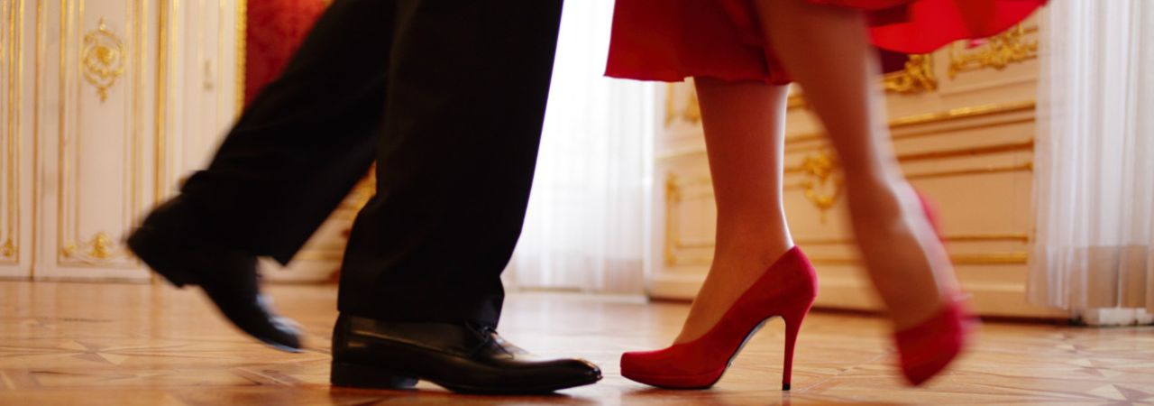 noge muške i ženske osobe koje plešu