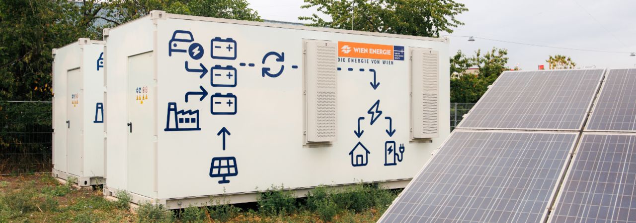 Der Second-Life-Batteriespeicher neben einer Photovoltaikanlage