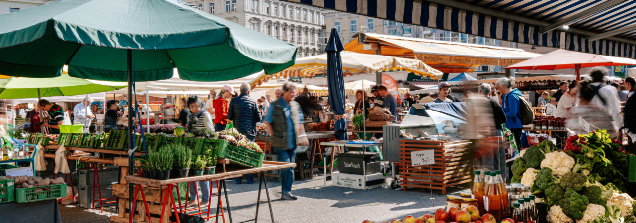Tržiště Karmelitermarkt se stánky s potravinami