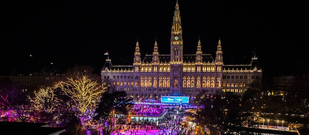 Beleuchteter Wiener Eistraum vor dem Rathaus in der Dunkelheit