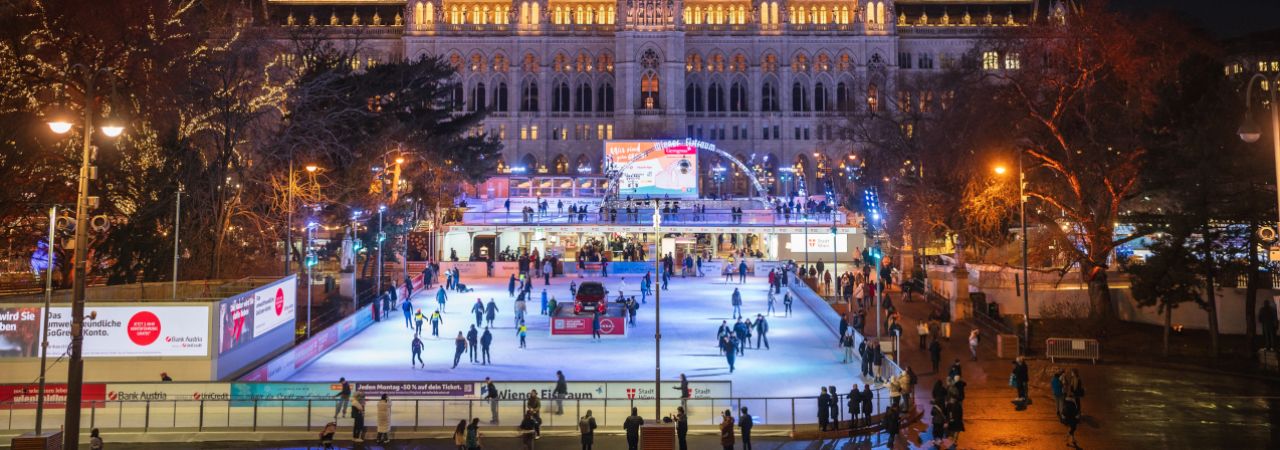 Wiener Eistraum 2025 mit Blick auf das Rathaus