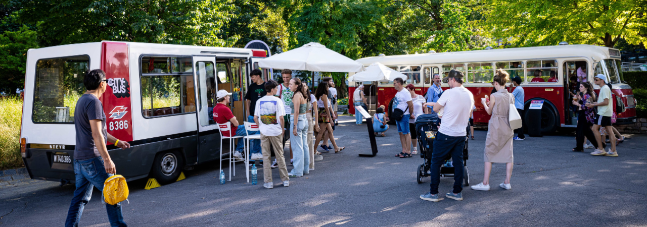 Návštěvníci akce Öffi-Tag na vídeňském náměstí Karlsplatz stojí před vystavenými starými autobusy