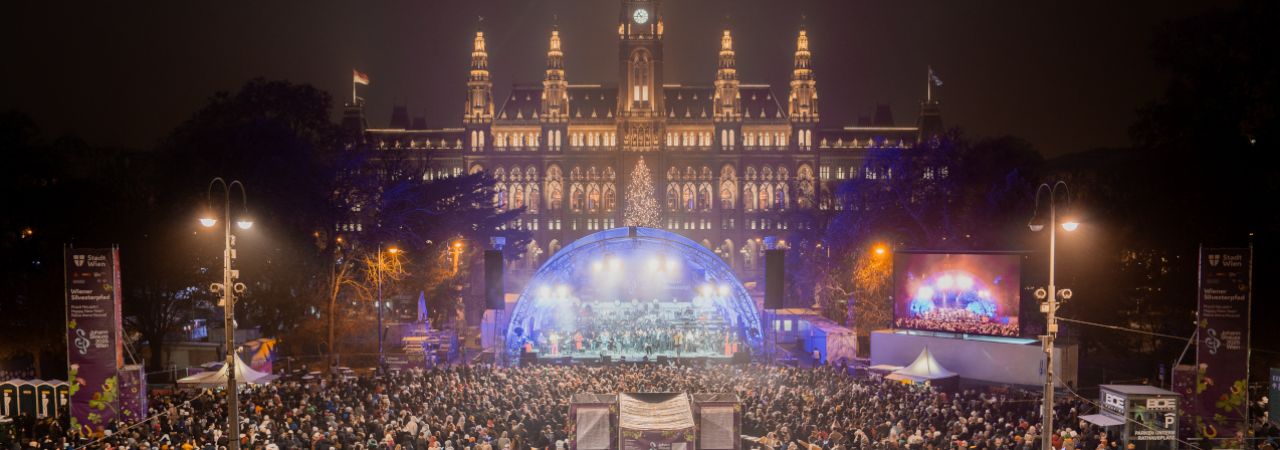Silvesterpfad-Bühne vor dem Wiener Rathaus mit Besucher*innen