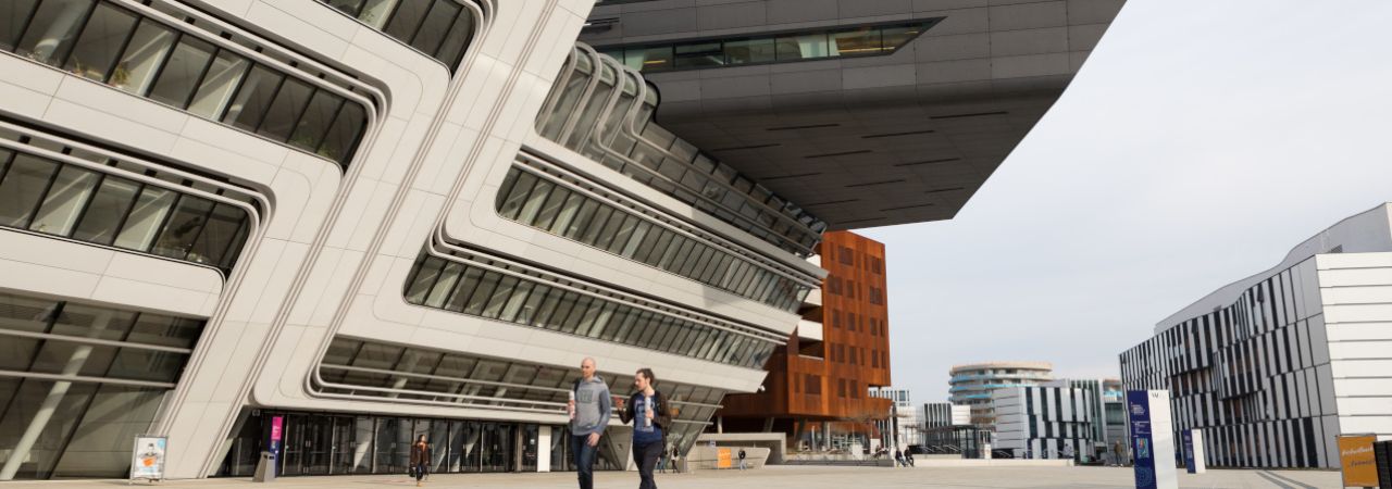 Moderne Gebäude der Wirtschaftsuniversität Wien