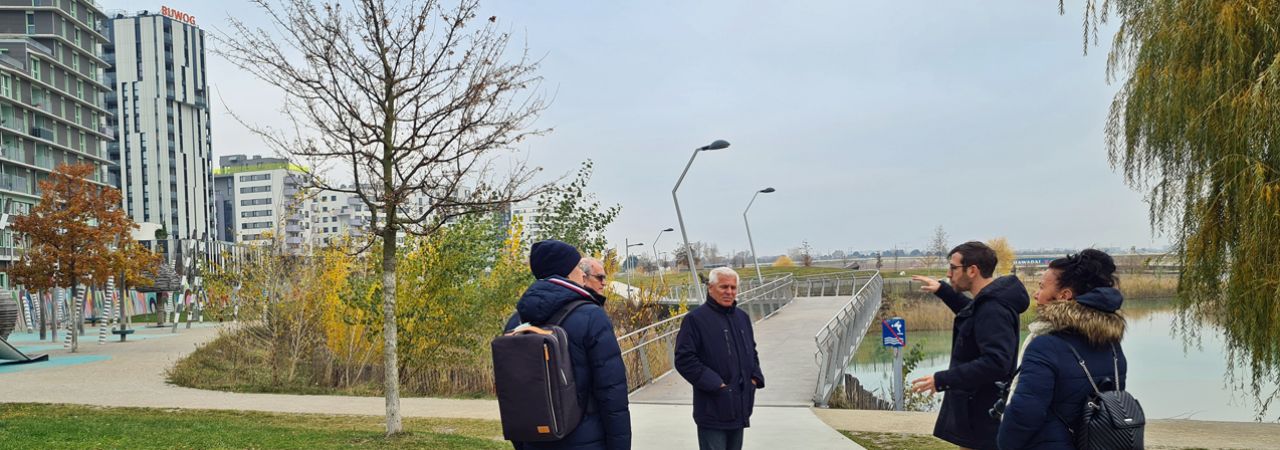 Delegation besichtigt Park um den See in Seestadt Aspern