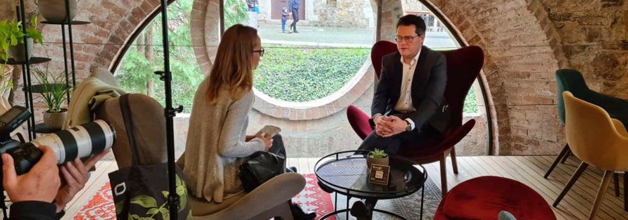 Stadtrat Jürgen Czernohorszky (rechts) bei Interview im Rahmen der Konferenz