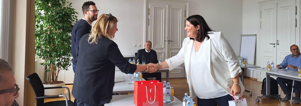 Bratislavaer Vizebürgermeisterin und Wiener Wohnbaustadträtin begrüßen sich herzlich