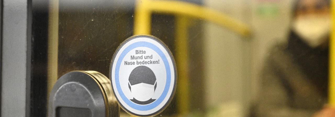 Covidový piktogram ve vídeňském metru