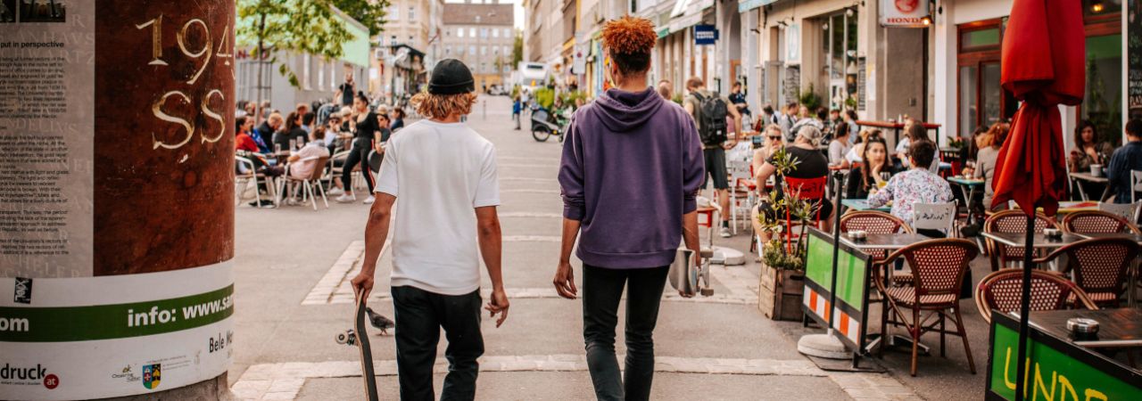 Besucher*innen am Yppenplatz