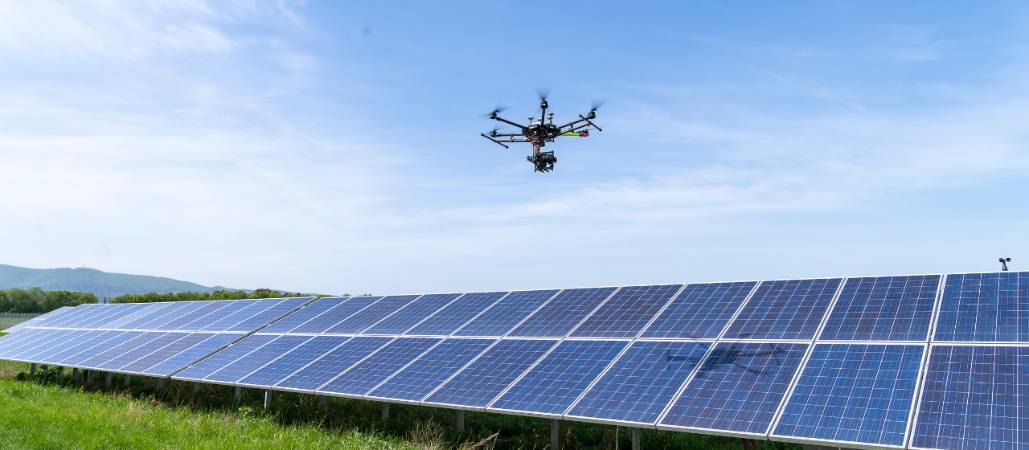 Drohne über Solar-Kraftwerk
