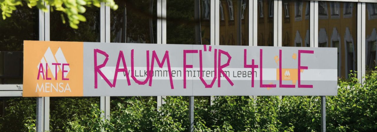 Schild vor der Festivalzentrale in der alten Wirtschaftsuniversität im 9. Bezirk